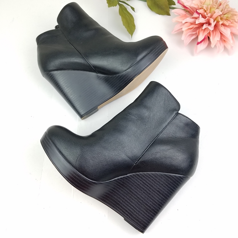 Torrid black platform wedge size zip ankle bootie